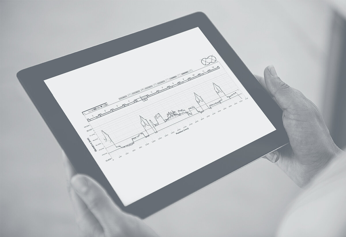 Hands holding a tablet with the Extruder Experts evaluation graphic.