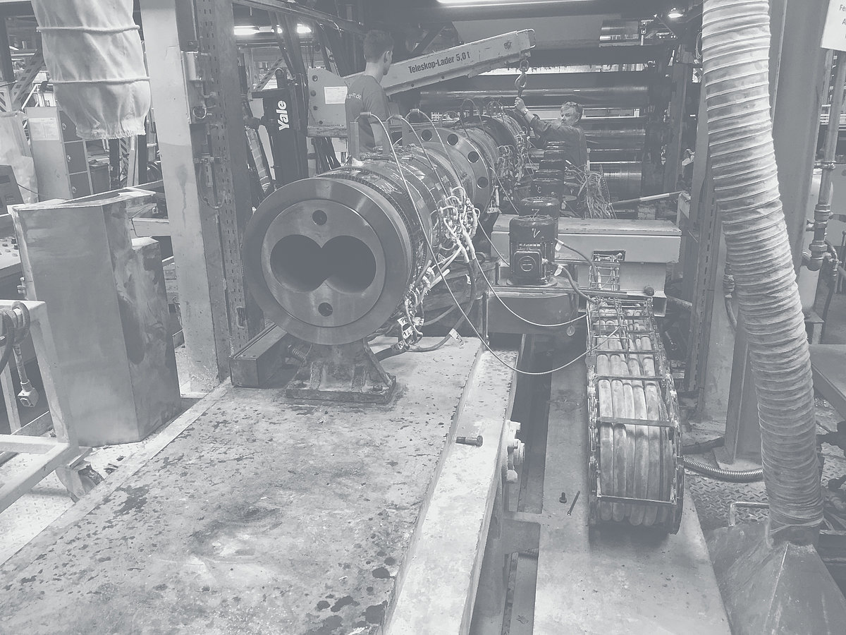 Installation d'un baril dans une machine à l'intérieur d'un hall d'usine