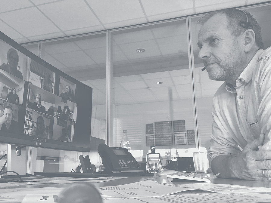 Thanks to flexible solutions we are always there for our customers. Managing director Georg Hahn in front of a monitor with a video conference