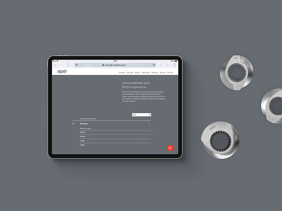 Tablet mit der Maschinenliste der Extruder Experts Website und Schneckenelemente