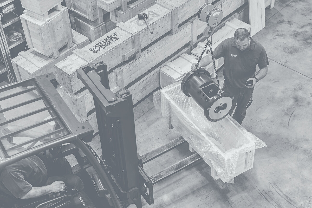  Goods are prepared for dispatch with a forklift truck