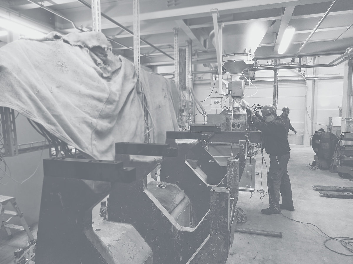 Un homme manipulant une machine dans un hall d'usine.