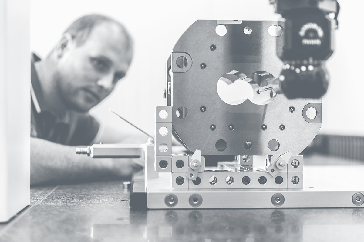 Un ingeniero trabajando con un dispositivo de medición.