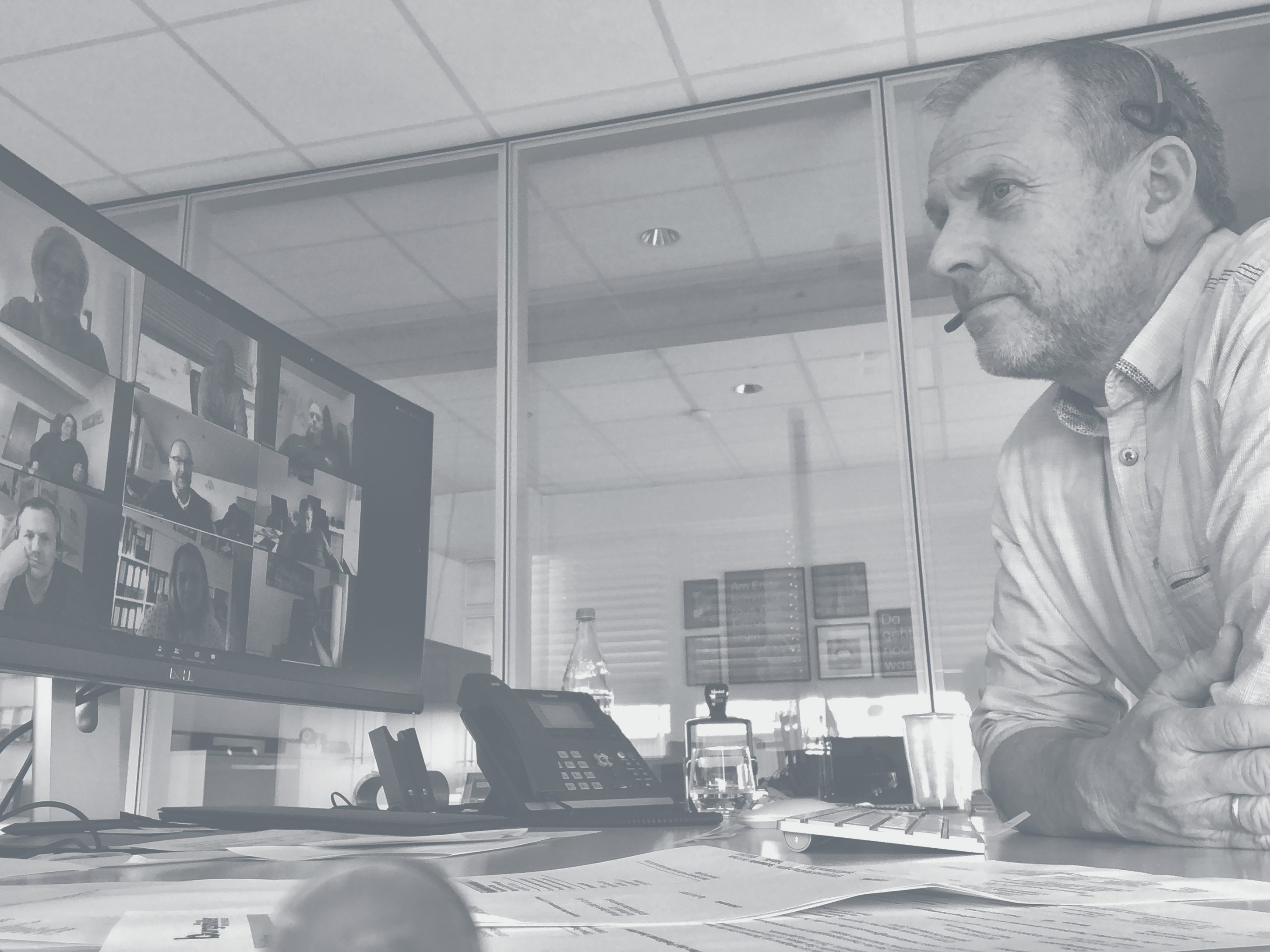 Managing director Georg Hahn in front of a monitor with a video conference