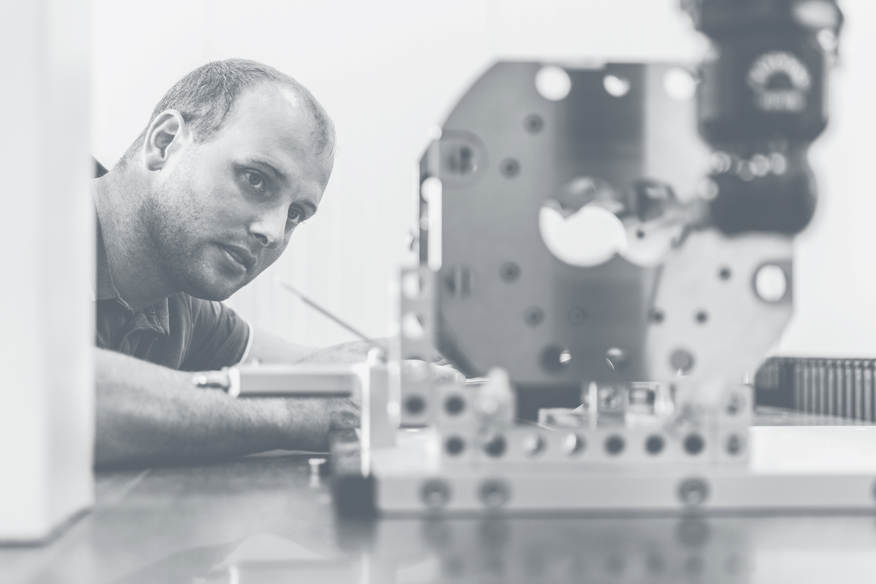 An employee of Extruder Experts works with the 3D coordinate measuring machine