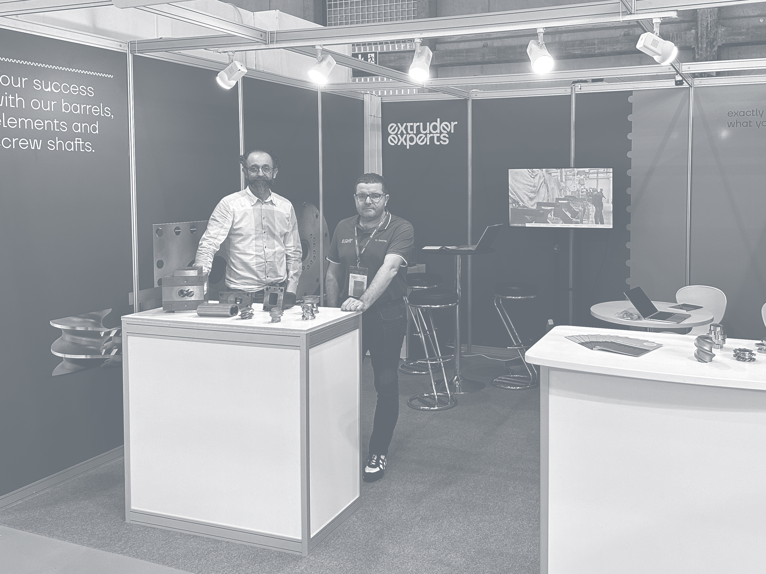Deux collaborateurs d'Extruder Experts sur le stand du salon Equiplast à Barcelone